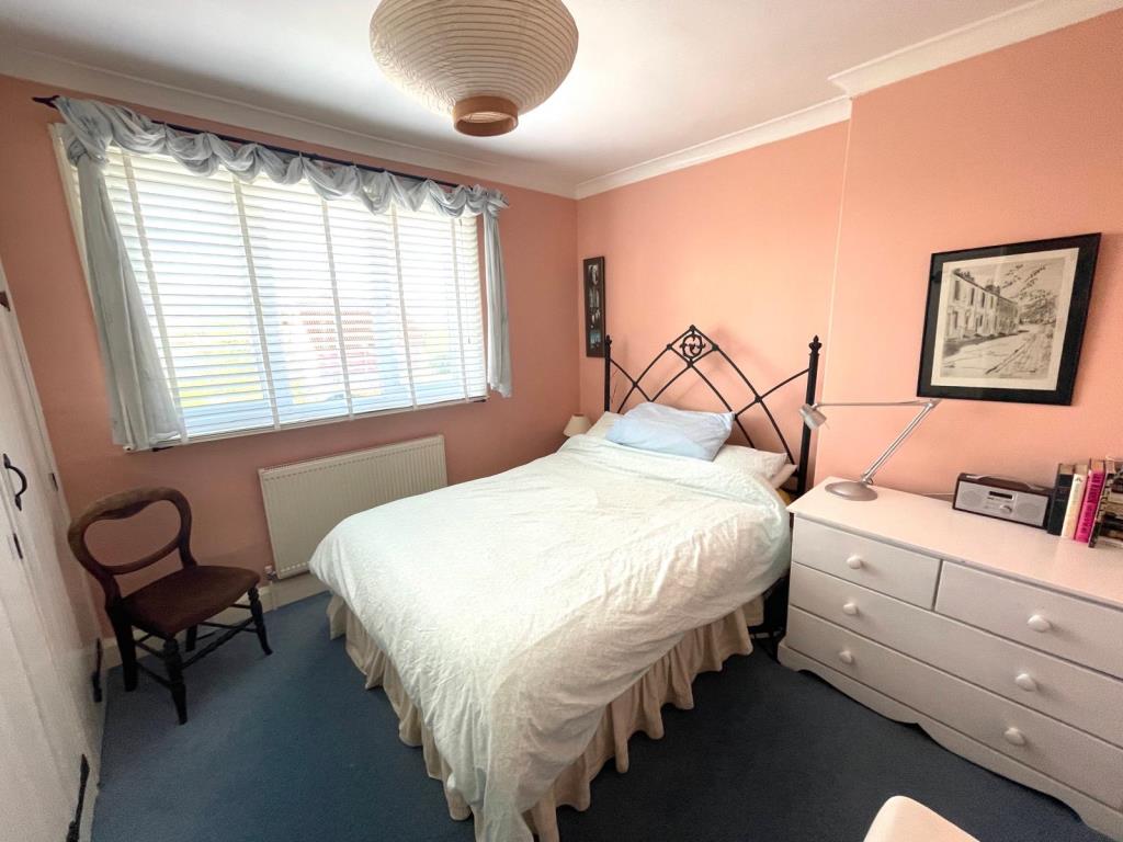 Lot: 186 - MID-TERRACE CHARACTER COTTAGE FOR UPDATING - Bedroom one